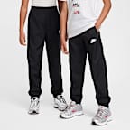 Nike Sportswear Club Older Kids' Woven Joggers. Nike IL